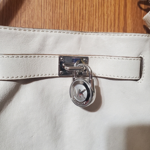 Springtime White Michael Kors handbag. Excellent condition, med size - Picture 6 of 10